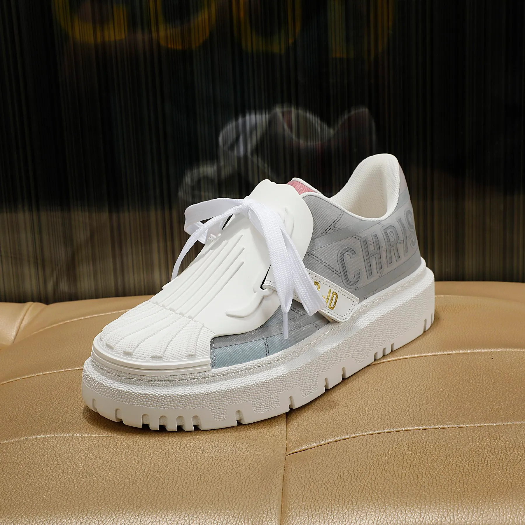 👟👟Ex-factory price 480👟👟 2021ssDior shell-toe casual white shoes, the latest letter strip layout with luminous colors, the same style as the ready-to-wear series 1️⃣Original mold opening 2️⃣Original cowhide➕Breathable mesh lining 3️⃣TPU evacuation outsole 4️⃣Injection-molded latex cowhide feet 5️⃣Full set of packaging at the counter, code number 35-40 (41 can be customized)